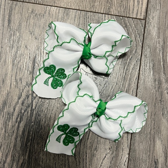 🌱🦢4 FOR $15!🦢🌱 
White and Green Shamrock Hair Bows - Picture 2 of 2